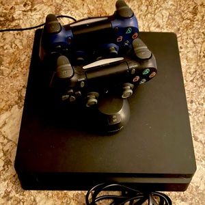 PS4 1 Terra Slim + 2 dual shot controllers for PS4